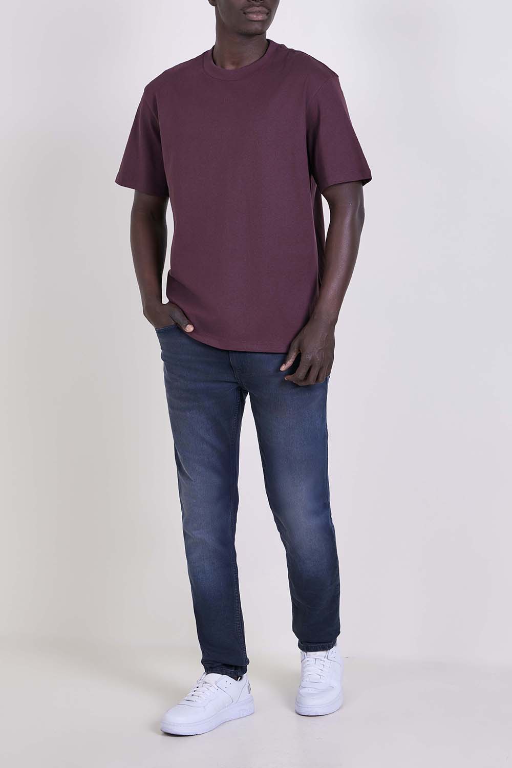 תמונת כל הלוק של חולצת טי